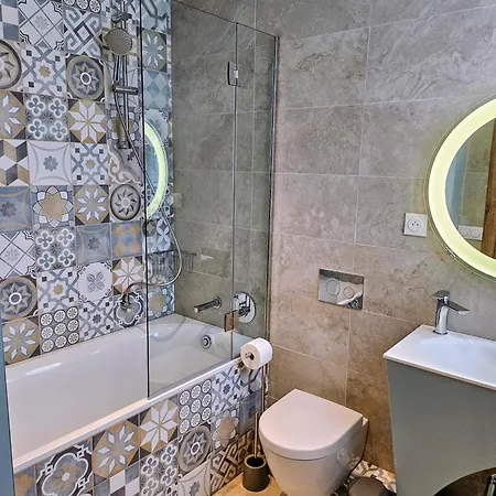 Apartment Pres De La Avec Jacuzzi Et Terrasse Privative