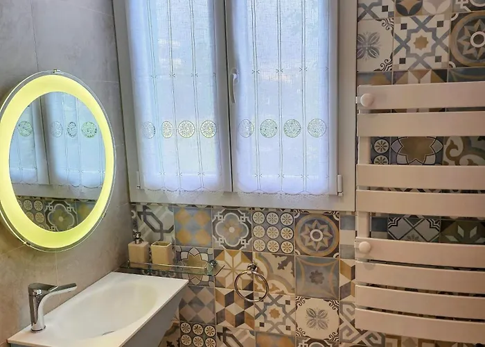 Pres De La Avec Jacuzzi Et Terrasse Privative Apartment