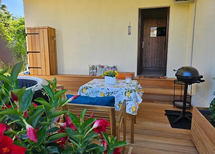 Pres De La Avec Jacuzzi Et Terrasse Privative *